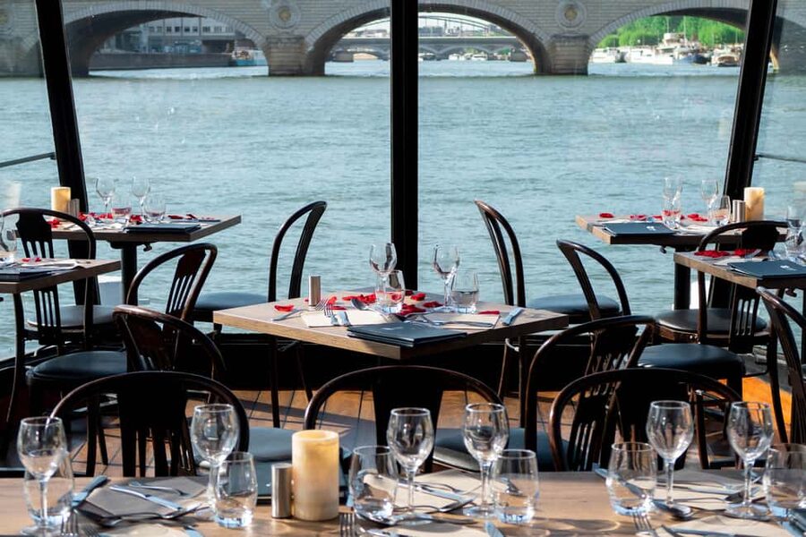 Paris: 3-Course Lunch Cruise on the River Seine - Service, seating, and atmosphere