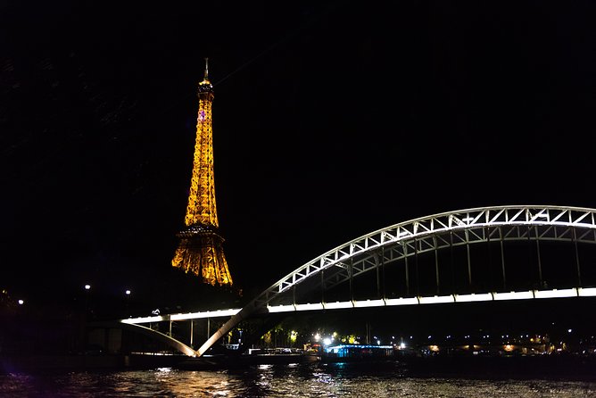 Paris 3-Courses Gourmet Dinner Seine River Cruise with Champagne - Live music helps, but it is not a concert