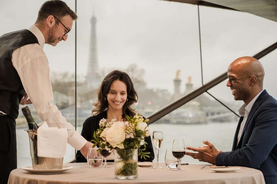 Paris: 4-Course Dinner Cruise on Seine River with Live Music - A Paris evening that works best after sunset