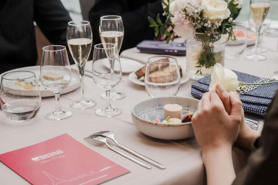 Paris: 4-Course Dinner Cruise on Seine River with Live Music - Notre Dame, the Conciergerie, and the island views