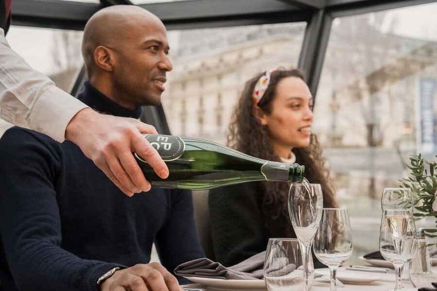 Paris: 4-Course Dinner Cruise on Seine River with Live Music - The Eiffel Tower moment