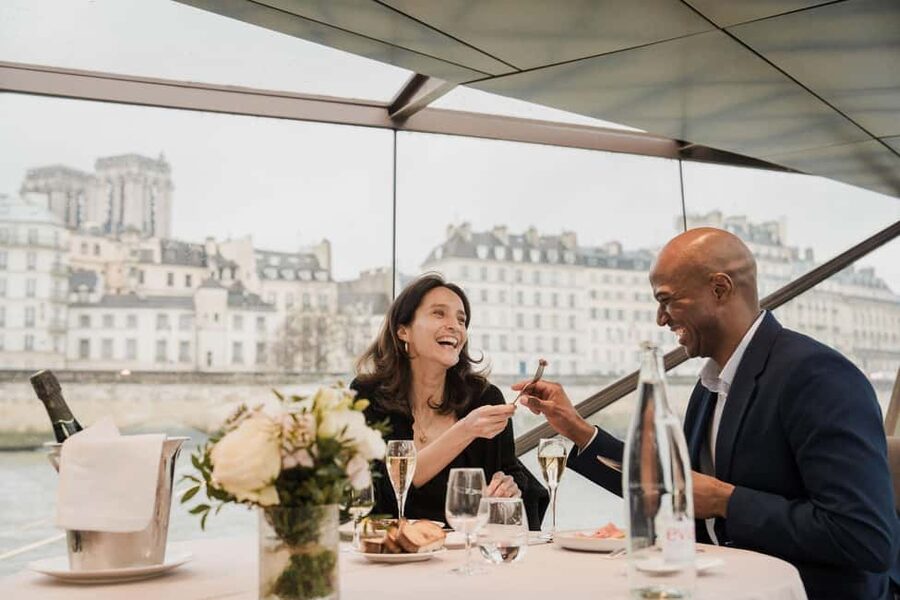 Paris: 4-Course Dinner Cruise on Seine River with Live Music - Practical details that can make or break the evening