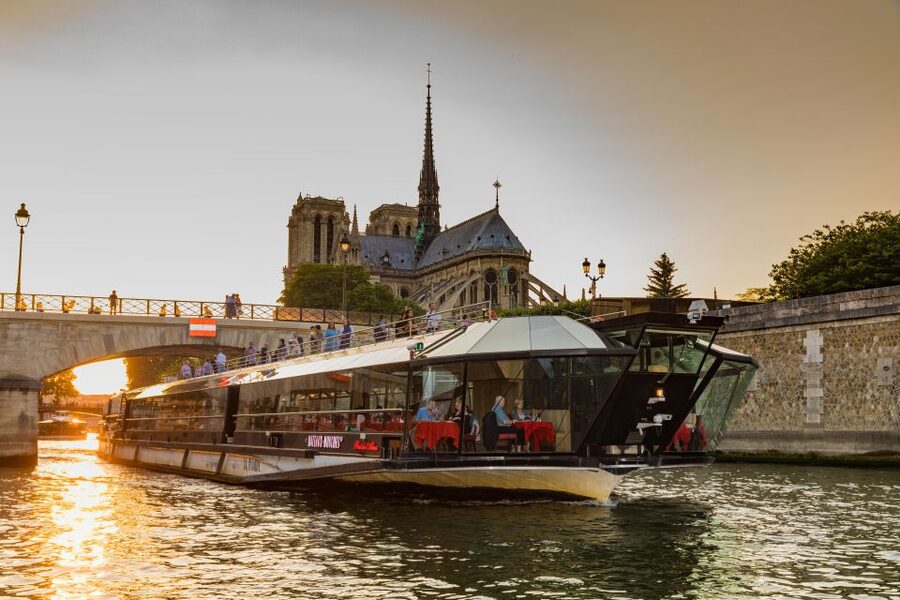 Paris: 4-Course Dinner Cruise on Seine River with Live Music - The route from Pont Alexandre III to the Louvre