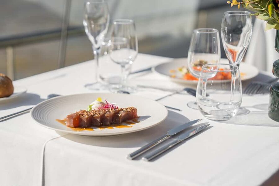 Paris : Christmas Special Lunch Cruise on the Seine River - What the Christmas meal includes