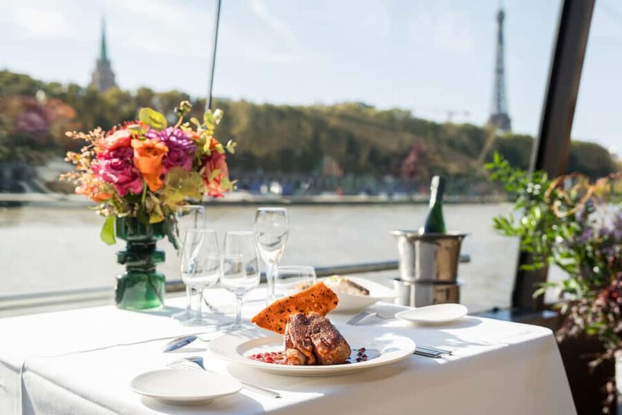 Paris : Christmas Special Lunch Cruise on the Seine River - Music, service, and the pace onboard