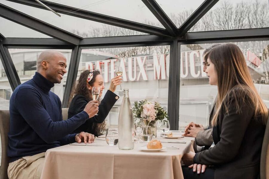Paris : Christmas Special Lunch Cruise on the Seine River - Practical tips for a smoother outing