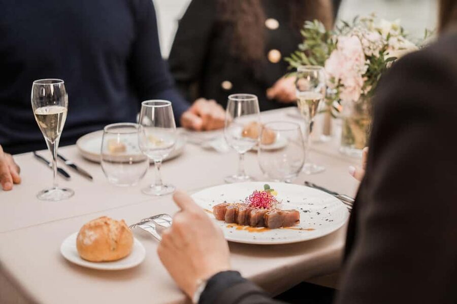 Paris : Christmas Special Lunch Cruise on the Seine River - The first minutes: aperitif and departure