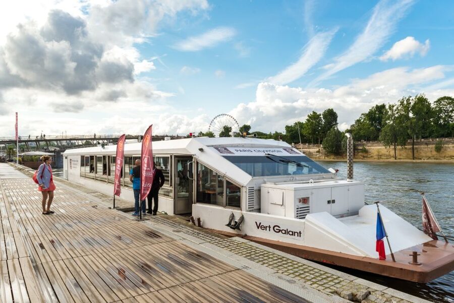 Paris: Early Evening Dinner Cruise on the River Seine - Live music and the evening mood