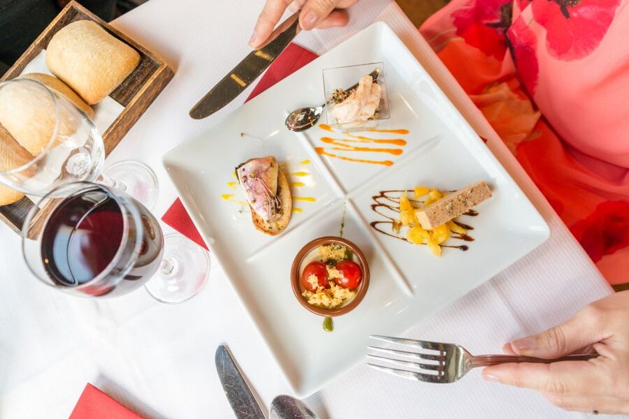 Paris: Early Evening Dinner Cruise on the River Seine - The real cost at about $100 per person