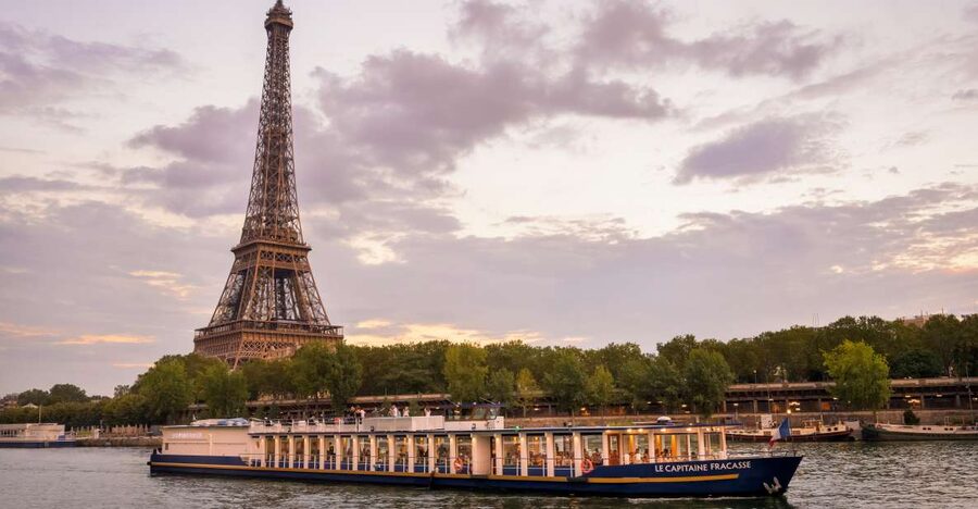 Paris: Romantic Cruise with 3-course Dinner on Seine River - Service, music, and the romantic mood