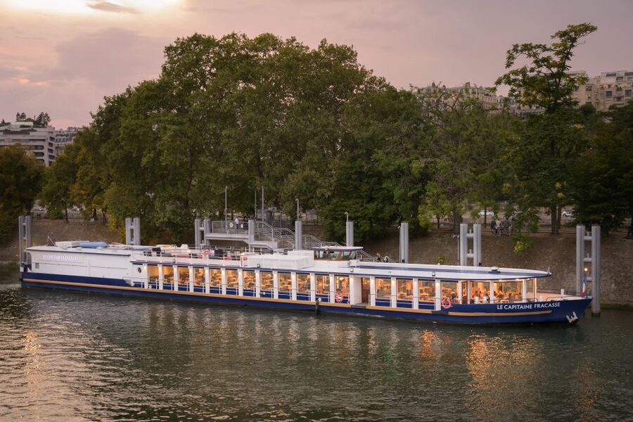 Paris: Romantic Cruise with 3-course Dinner on Seine River - What the two-hour evening looks like