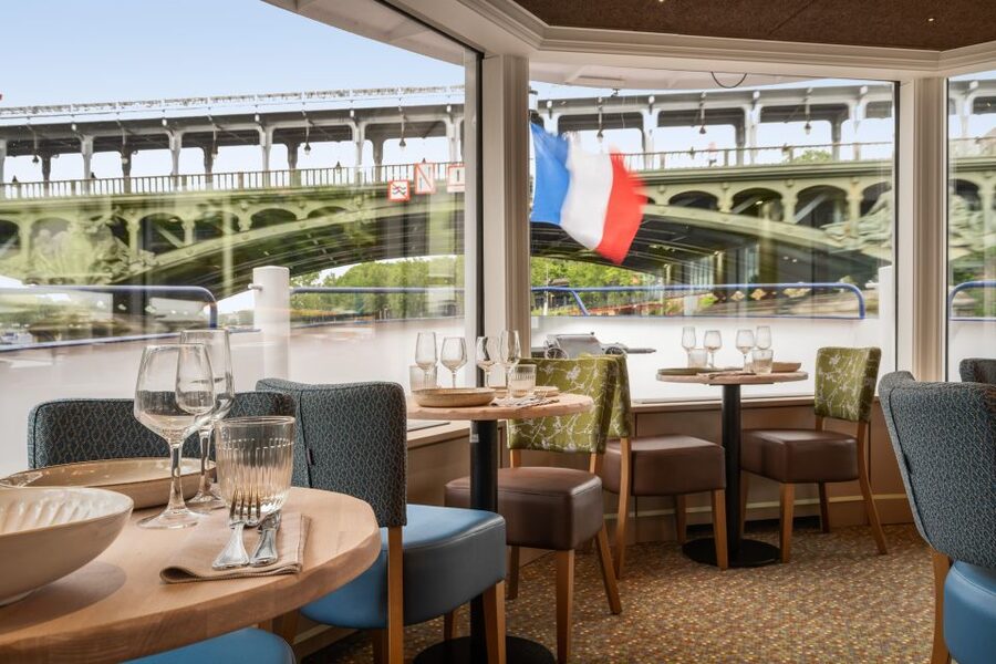 Paris: Romantic Cruise with 3-course Dinner on Seine River - Pont des Arts to Notre Dame