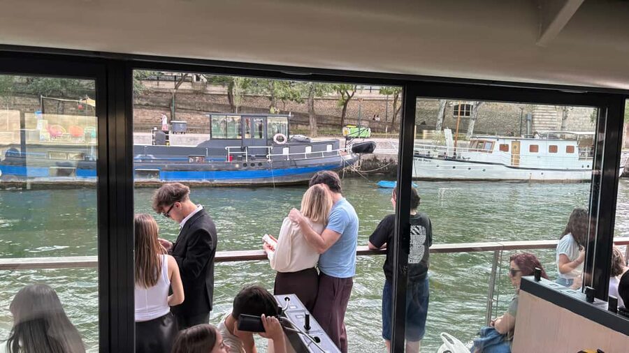Paris: Seine River Cruise and 3-course Bistro Lunch - Hôtel de Ville, the Louvre, and Place de la Concorde