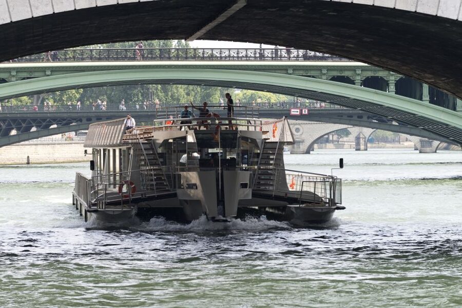Paris: Seine River Cruise and 3-course Bistro Lunch - How crowded is the cruise?