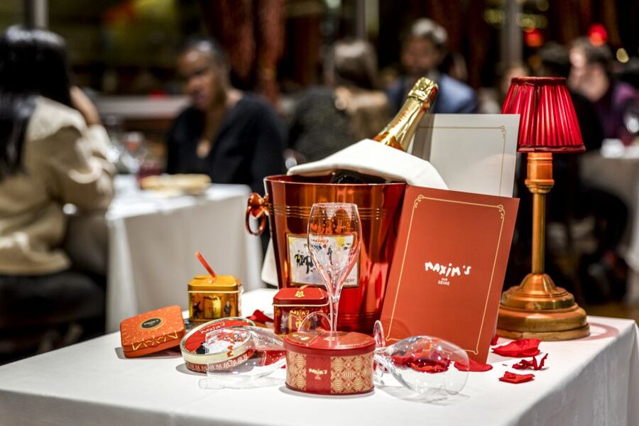 Paris: Seine River Cruise with 3-Course Dinner & Live Music - A Seine dinner with Paris at the window