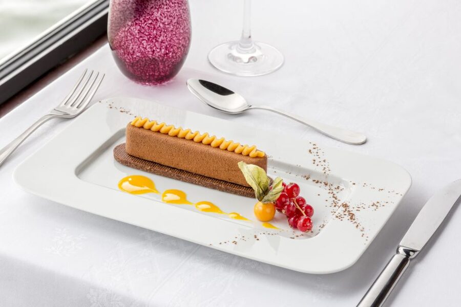 Paris: Seine River Cruise with 3-Course Dinner & Live Music - Choosing between 6:45 PM and 9:15 PM