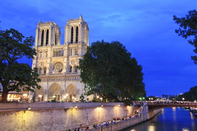 Paris Seine River Dinner Cruise with Champagne and Window Seating - How good is the service and seating?
