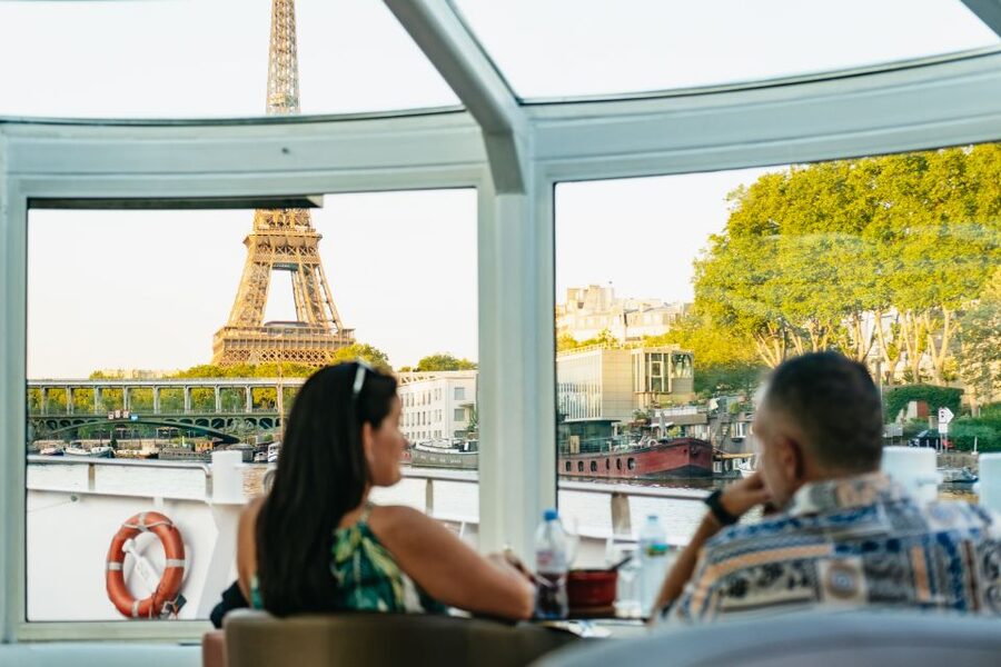 Paris: Seine River Panoramic Views Dinner Cruise - How the 105-minute route unfolds