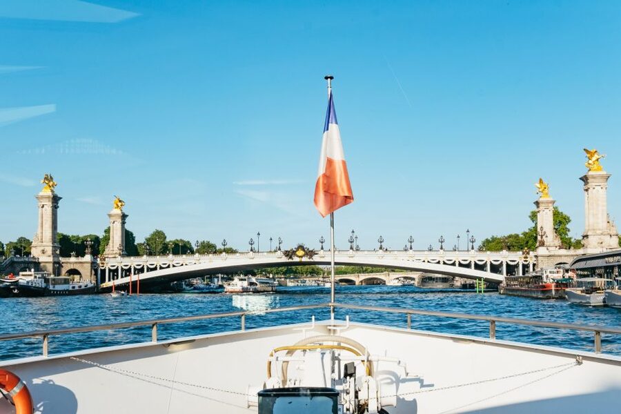 Paris: Seine River Panoramic Views Dinner Cruise - What dinner is really like