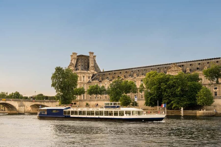 Paris: Seine River Panoramic Views Dinner Cruise - Why the small boat matters