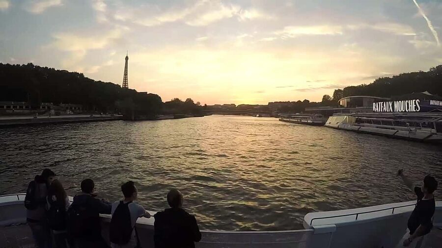 Paris: Seine River Sightseeing Cruise by Bateaux Mouches - Passing the Louvre without the footwork