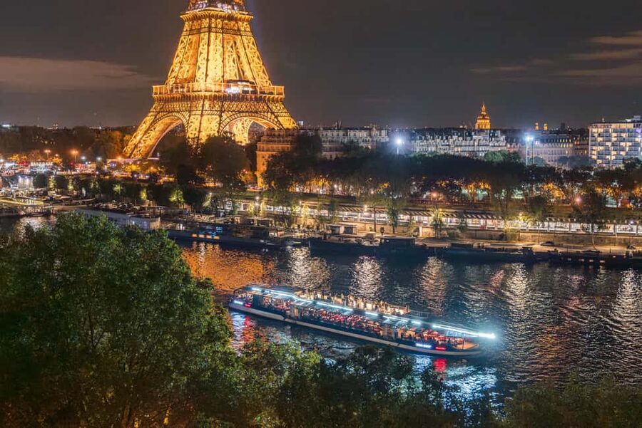 Paris: Seine River Sightseeing Cruise by Bateaux Mouches - Notre Dame and the changing river view