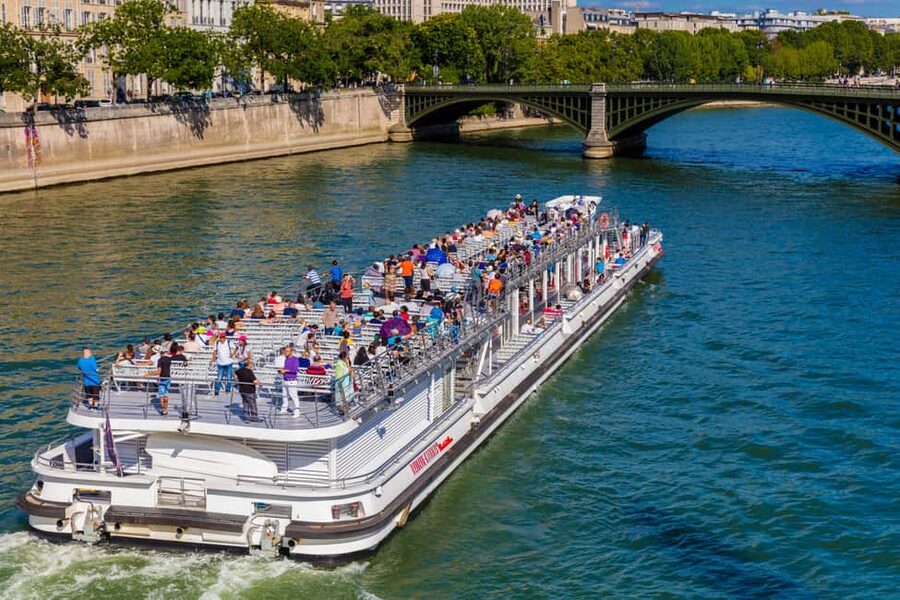 Paris: Seine River Sightseeing Cruise by Bateaux Mouches - Choosing between the open deck and lower deck