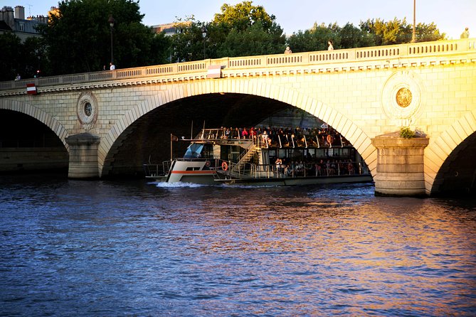 Paris Seine River Sightseeing Cruise with Commentary by Bateaux Parisiens - The turn near the end of the first half