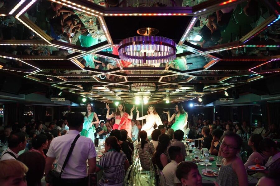 Pattaya: All Star Dinner Cruise, Cabaret Show & Beer Buffet - Handling the crowd and the schedule