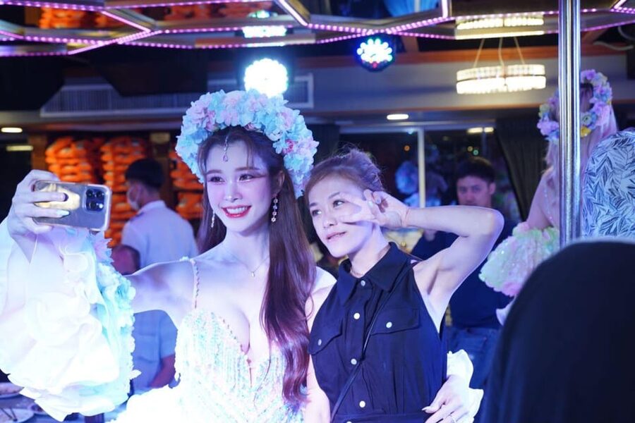 Pattaya: All Star Dinner Cruise, Cabaret Show & Beer Buffet - Welcome dancing and the first look at the boat