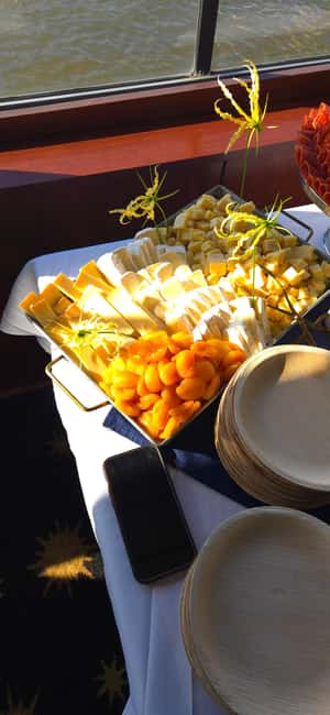 Peekskill: Fall Foliage Brunch Cruise - Choosing between the dining room and sky lounge