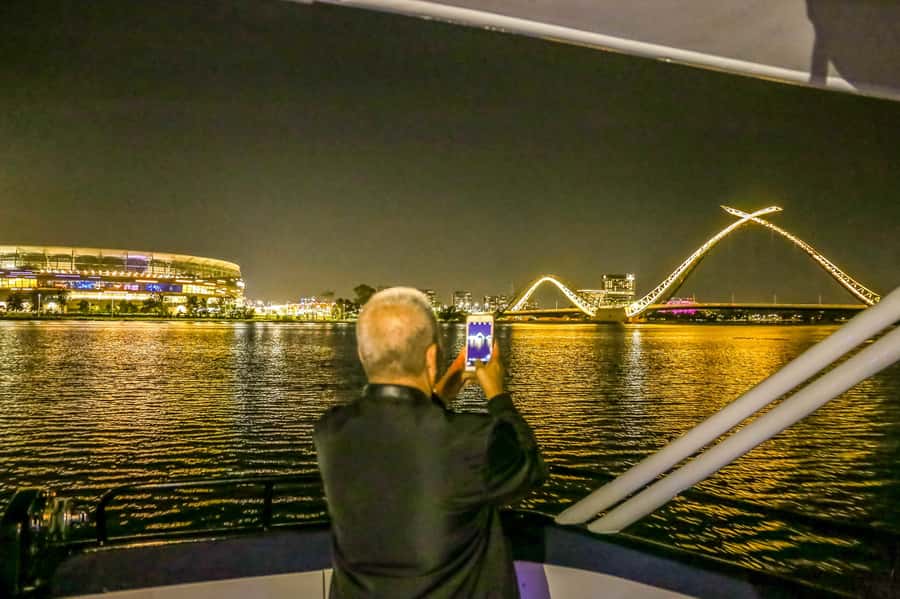Perth: Swan River Dinner Cruise - Who should book this Swan River evening?