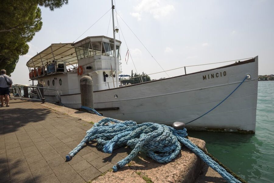 Peschiera: Half-Day Lake Garda Cruise with Lunch - Leaving Peschiera and reading the southern shore