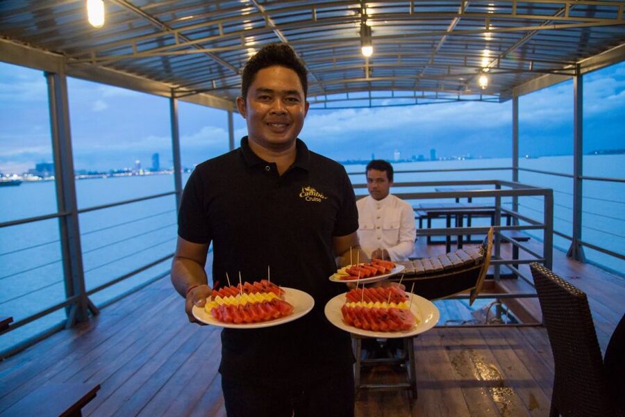 Phnom Penh: Mekong Sunset Dinner Cruise with Live Music - Who should book this cruise