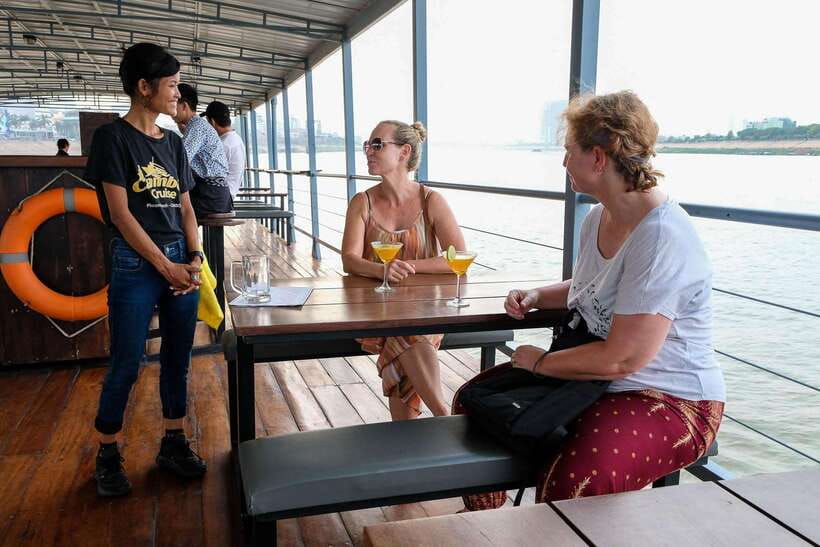 Phnom Penh: Mekong Sunset Dinner Cruise with Live Music - A Mekong sunset with a local soundtrack