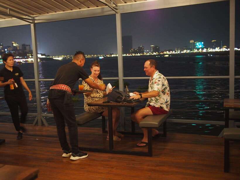Phnom Penh: Mekong Sunset Dinner Cruise with Live Music - Dinner onboard: fresh, flexible, and better than a standard buffet