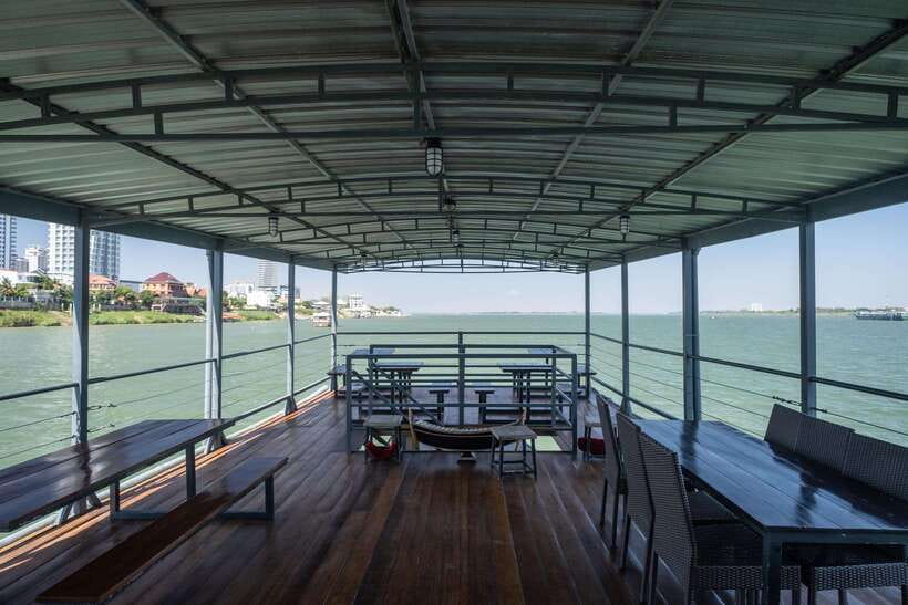 Phnom Penh: Mekong Sunset Dinner Cruise with Live Music - Khmer music, dancing, and the social side of the trip