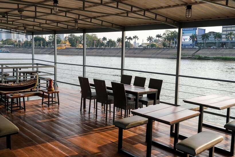 Phnom Penh: Mekong Sunset Dinner Cruise with Live Music - Comfort, weather, and what to wear