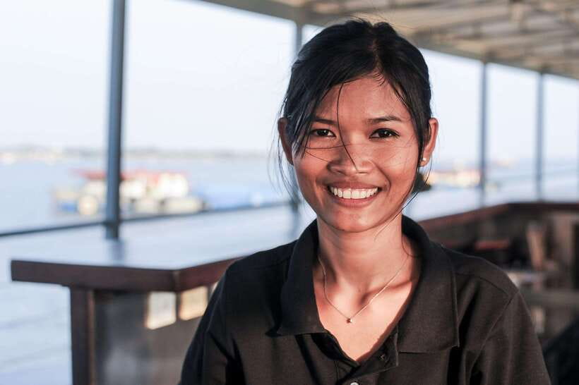 Phnom Penh: Mekong Sunset Dinner Cruise with Live Music - Choosing between the 5pm sunset and 7pm city lights cruise