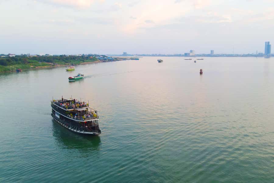 Phnom Penh: Sunset Dinner Cruise with English Speaking Guide - A Phnom Penh sunset seen from the Mekong