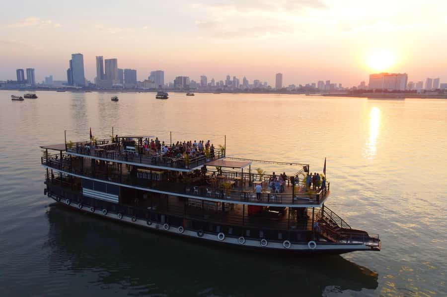 Phnom Penh: Sunset Dinner Cruise with English Speaking Guide - Boarding at 5pm without a waterfront scramble