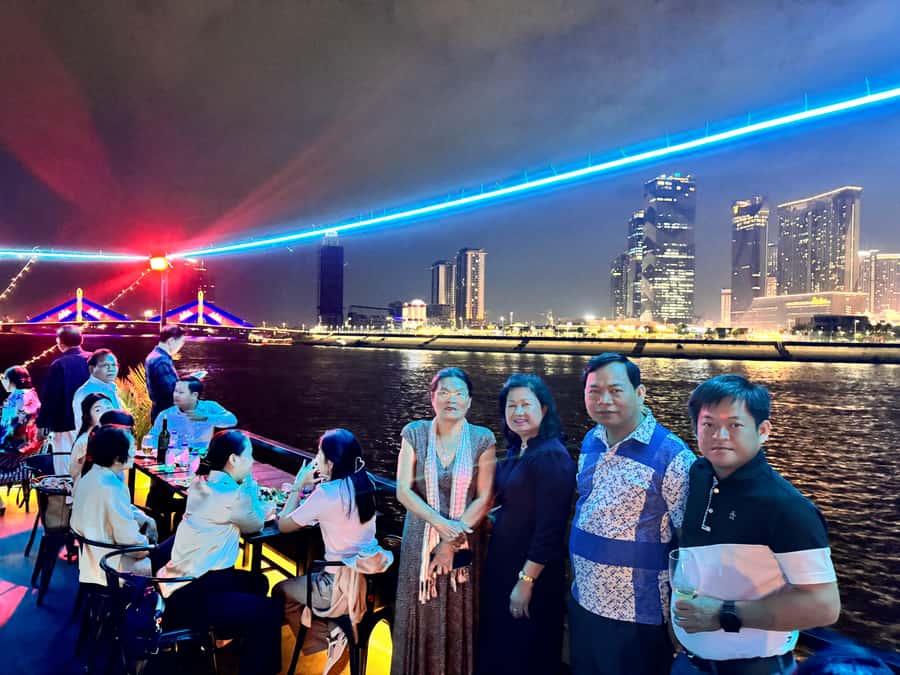 Phnom Penh: Sunset Dinner Cruise with English Speaking Guide - How the atmosphere changes after sunset