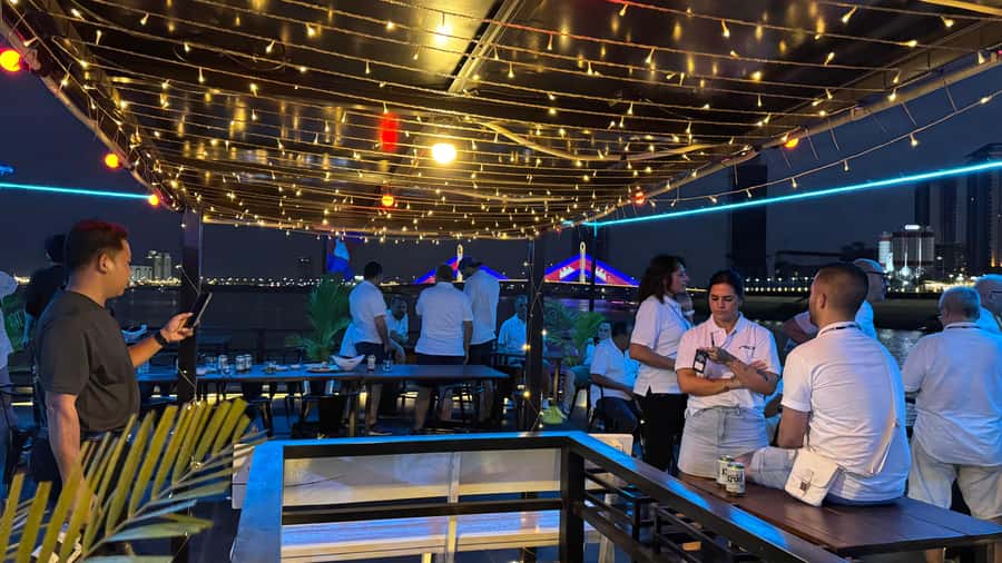 Phnom Penh: Sunset Dinner Cruise with English Speaking Guide - Booking advice for a smooth evening