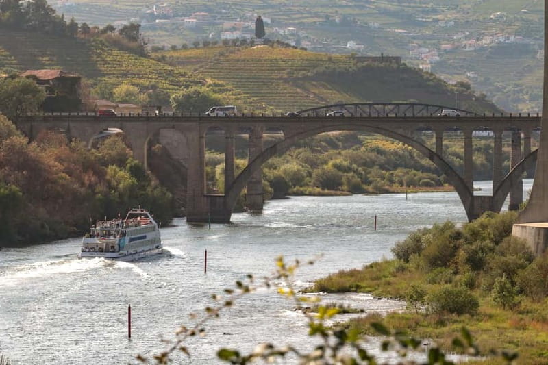 Porto: Cruise with Dinner & Live Music - Setting out from Porto’s Ribeira quay at 20:00