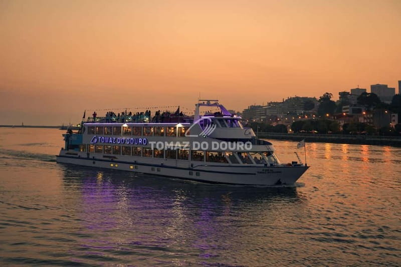 Porto: Cruise with Dinner & Live Music - Portuguese flavors at the main dinner service