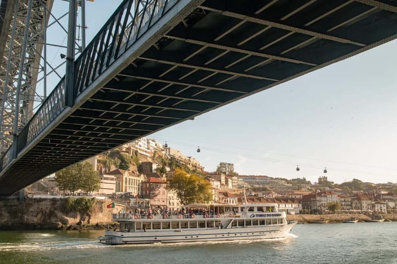 Porto: Cruise with Dinner & Live Music - The 20:30 aperitif starts the meal gently