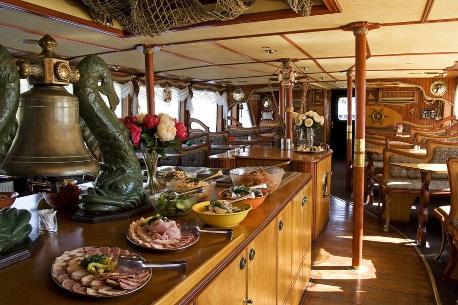 Prague: 2-Hour Lunch Cruise on the Vltava River - Should you book the Prague lunch cruise?