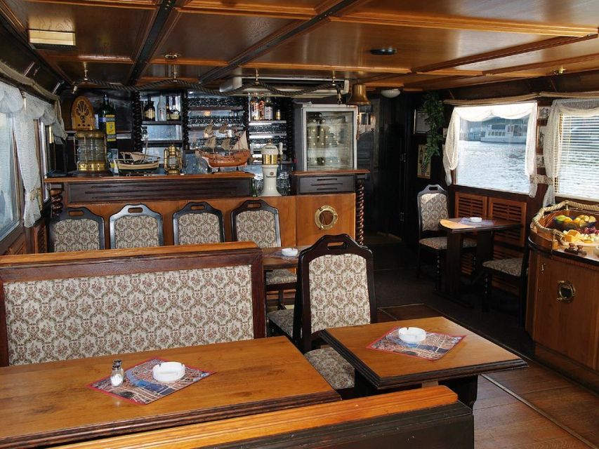 Prague: 2-Hour Lunch Cruise on the Vltava River - Service and overall mood on board