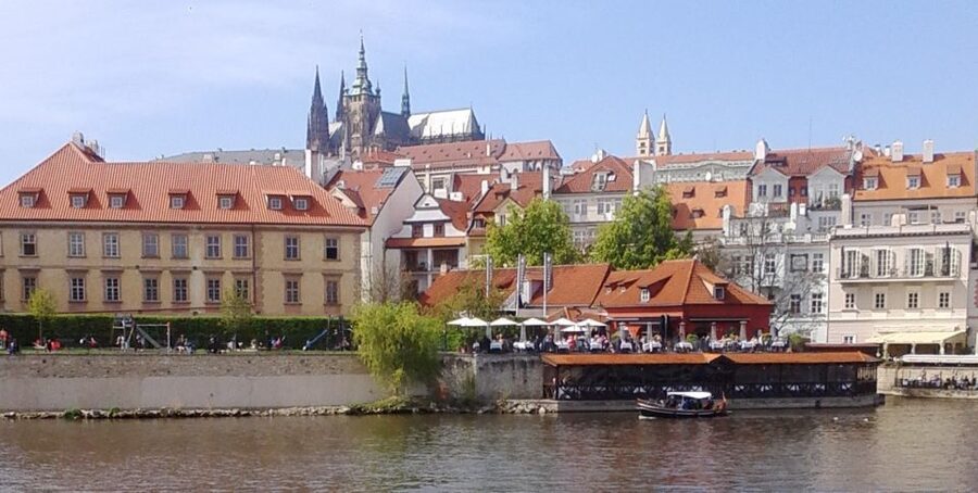 Prague: 3-hour Evening River Cruise with Dinner - A Prague evening that begins on the river