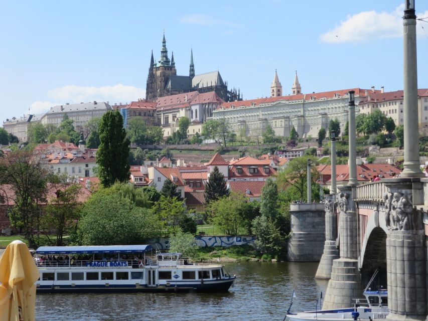 Prague: 3-hour Evening River Cruise with Dinner - Music, atmosphere, and the noise question